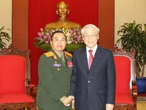 越共中央总书记阮富仲会见老挝人民军高级代表团